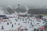 “雾凇之都”吉林初雪降临 雪场迎客流高峰