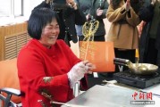 一勺糖浆绘万象 烟台手艺人让糖画不“化”